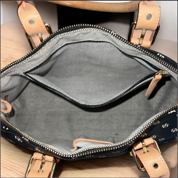 RESERVED for snapolitano60 Dooney and Bourke hand/shoulder bag - Picture 9 of 10